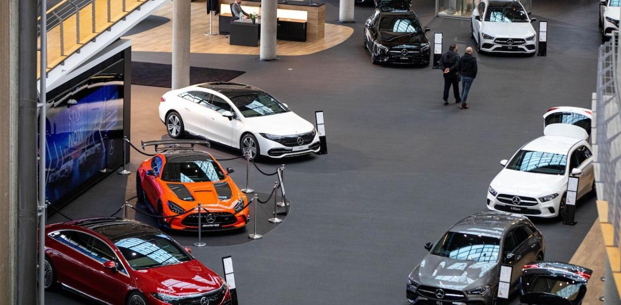 Mercedes Sees Order Book Supporting Sales in Slowing Economy (Bloomberg)