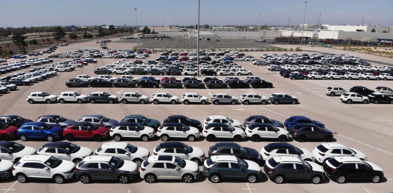 VW Falls After Cutting Forecast on  €2.5 Billion Hedging Loss, Costs (Bloomberg)