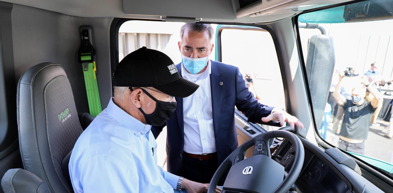 House Transportation and Infrastructure Chairman Visits Oregon Dealership